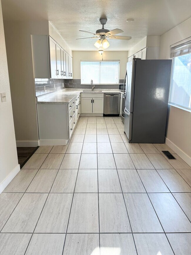 Building Photo - For Rent – 4302 W Kennewick Ave #1