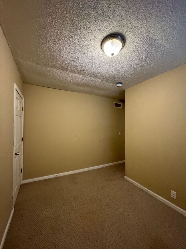 Building Photo - Coming Soon: 3 Bedroom Home Near Zoo & Parks!