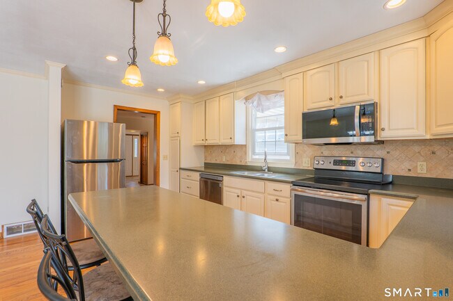 Building Photo - 9 Pleasant St