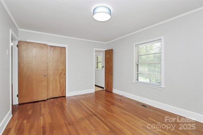 Building Photo - 207 Oak Dr
