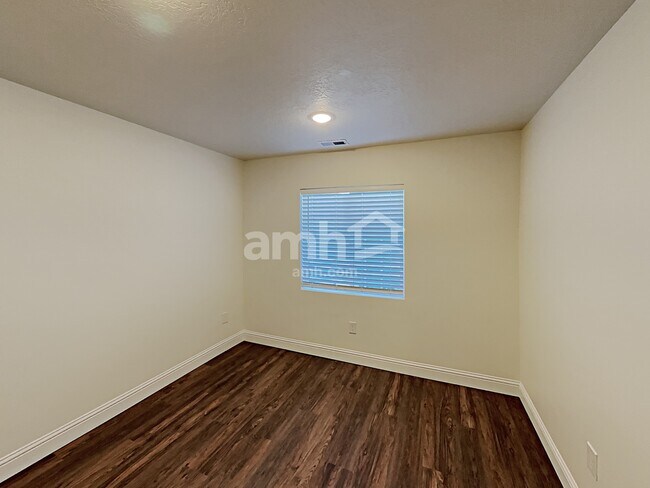 Building Photo - 2411 E Buckskin Way