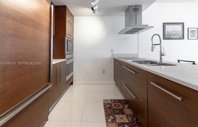 Building Photo - 485 Brickell Ave