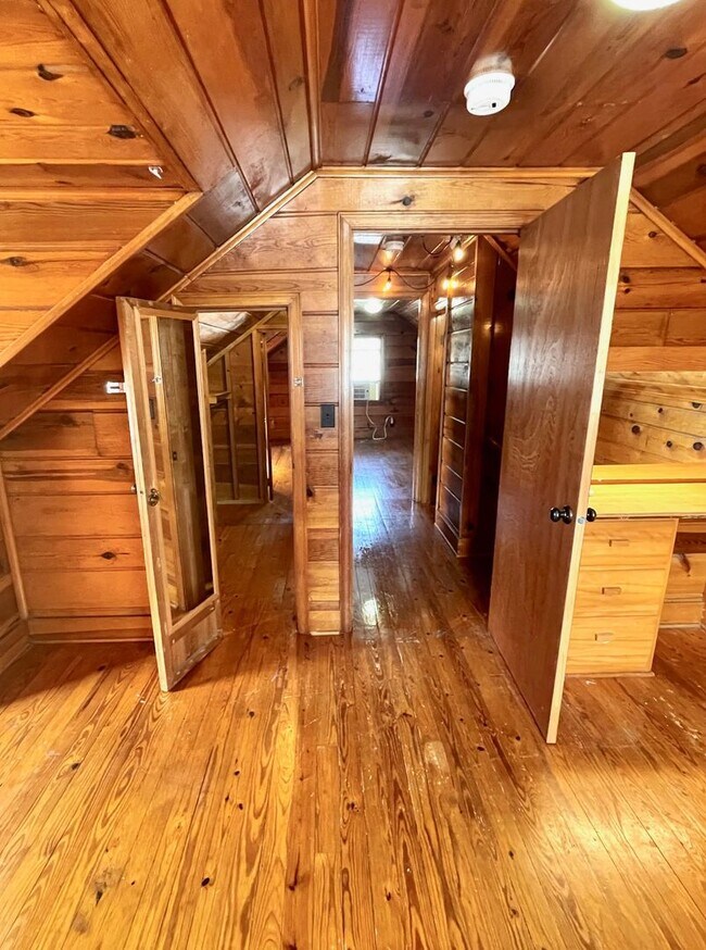 Building Photo - Very Unique 5 Bedroom Home on Large Lot