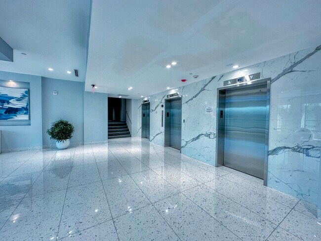 Building Photo - 20335 W Country Club Dr