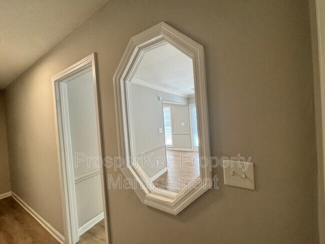 Building Photo - 4814 Fairview Dr