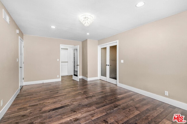 Building Photo - 150 N Almont Dr