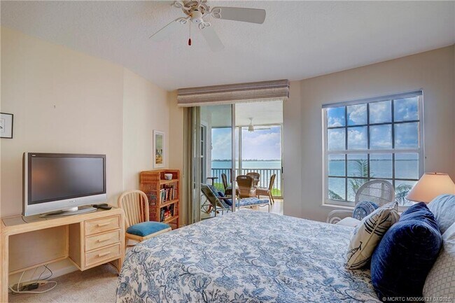 Building Photo - 5750 NE Island Cove Way