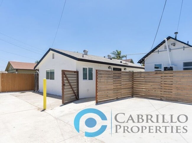 Building Photo - 4847 Mansfield St