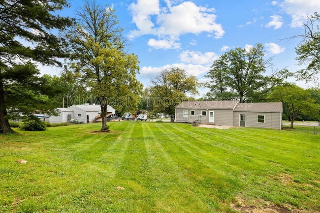 Building Photo - 438 Bush Dr