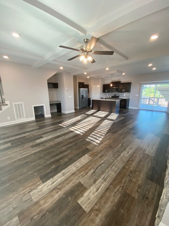 Building Photo - Move in with credit approval
