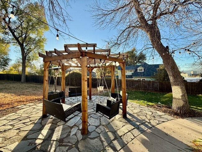 Building Photo - Charming 3-Bedroom Home in the Heart of Co...