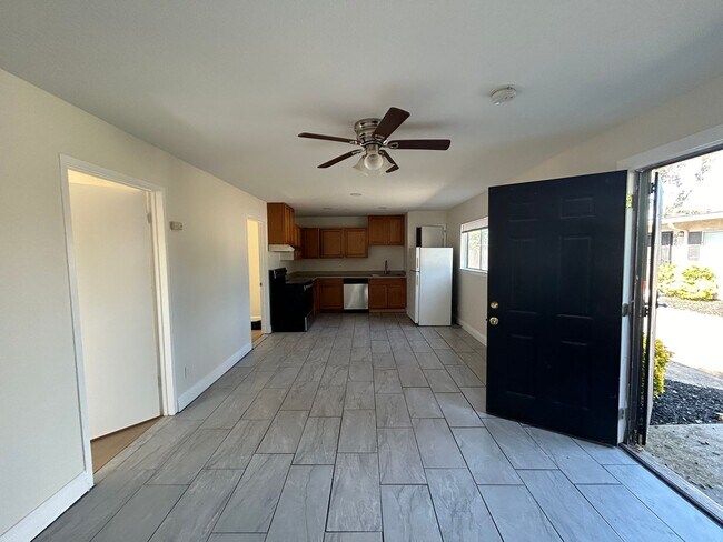 Building Photo - 683 - 695 Vermont Avenue, Turlock CA 95380