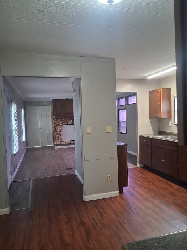 Building Photo - 252 Golden Crest Dr