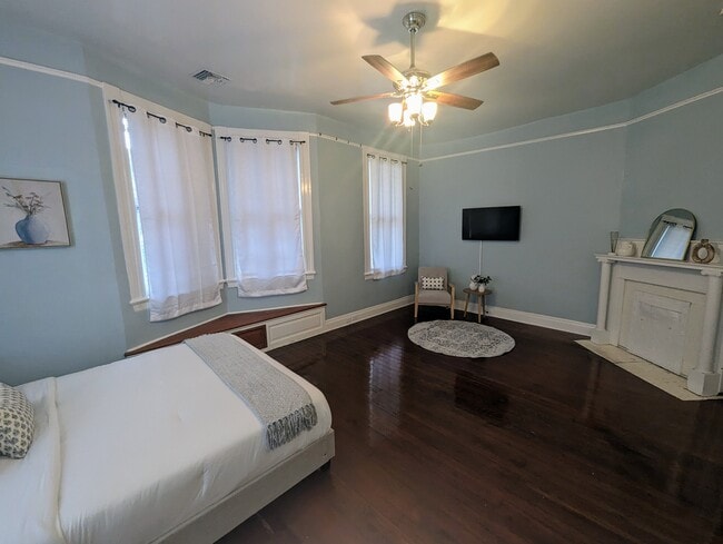 Building Photo - 5107 Dryades St