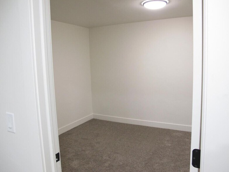 Building Photo - 2037 Bridle Cir