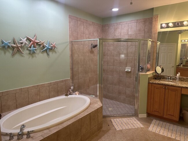 Building Photo - FURNISHED/TURNKEY 2+Den, 2 bath 1 car garage 1st floor condo in River Hall