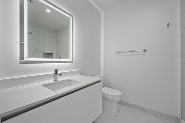 Building Photo - 220 Lake Shore Dr