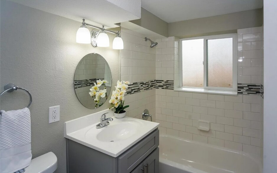 Building Photo - 827 S Robb Way