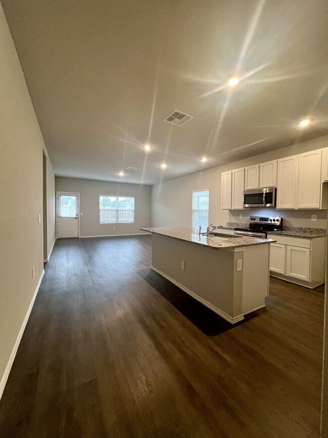 Building Photo - 596 Jennifer Wy