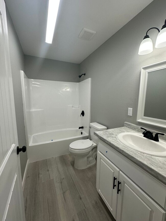 Building Photo - 3 Bed 2 Bath Brick Home with Fenced in Backyard