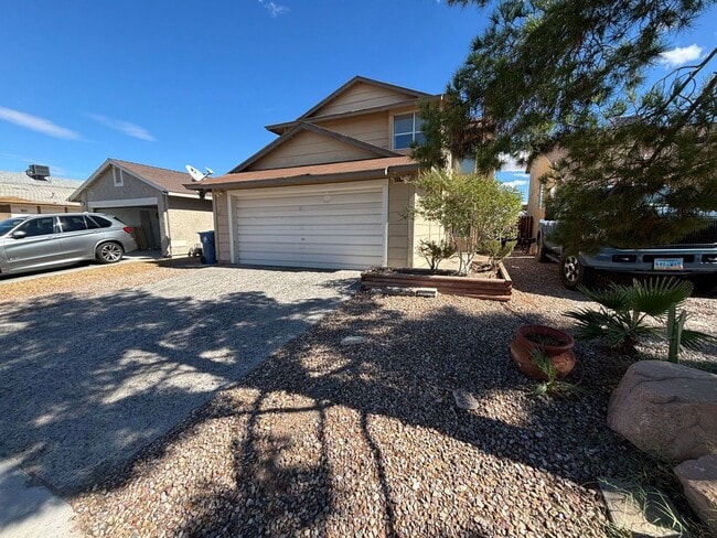 Building Photo - Spacious 3BED/3BATH Two story home located...