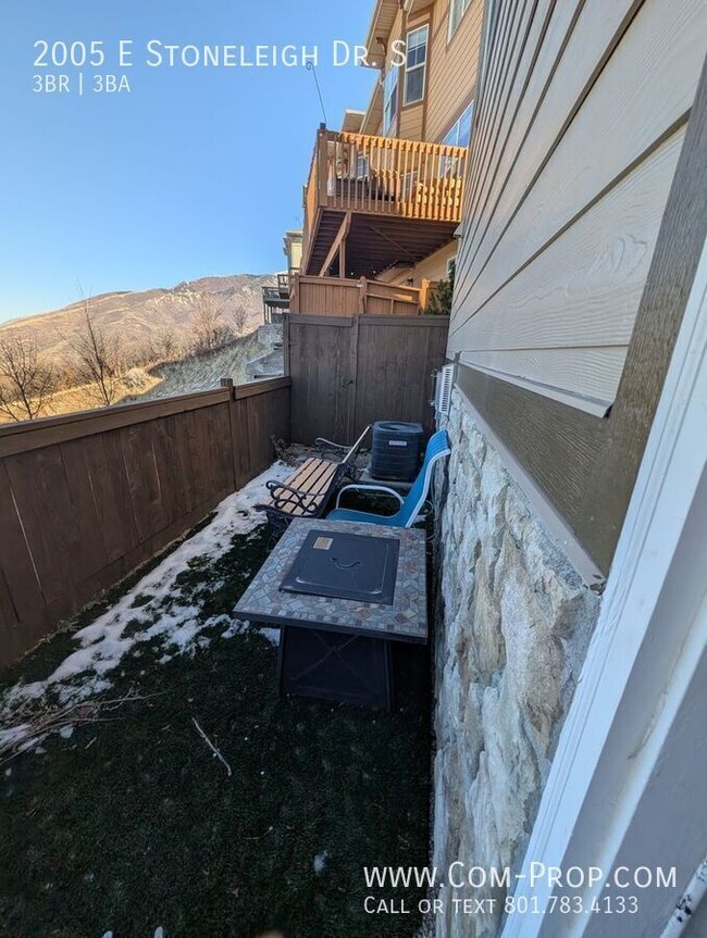 Building Photo - 2005 Stoneleigh Dr S