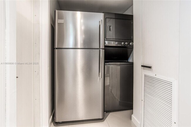 Building Photo - 1674 Bay Rd