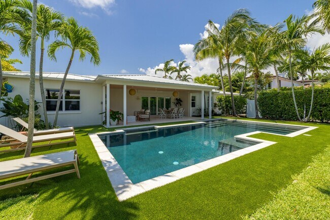 Building Photo - 225 Russlyn Dr