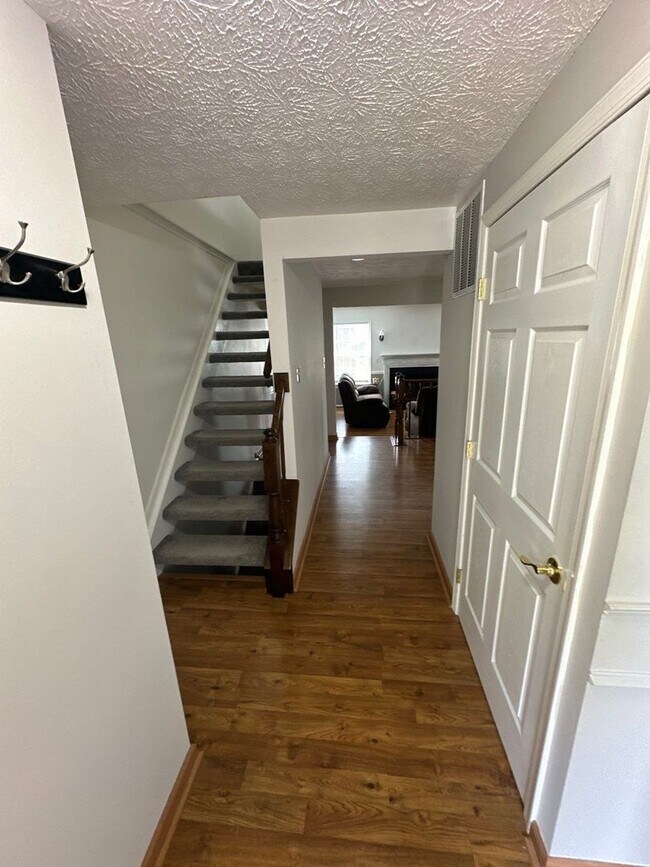 Building Photo - 3 bed Village of Thomas Run