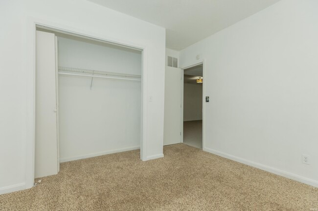Building Photo - 5122 Woodridge Dr