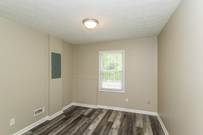 Building Photo - Fantastic 4bd/2ba home! Let yourself in!