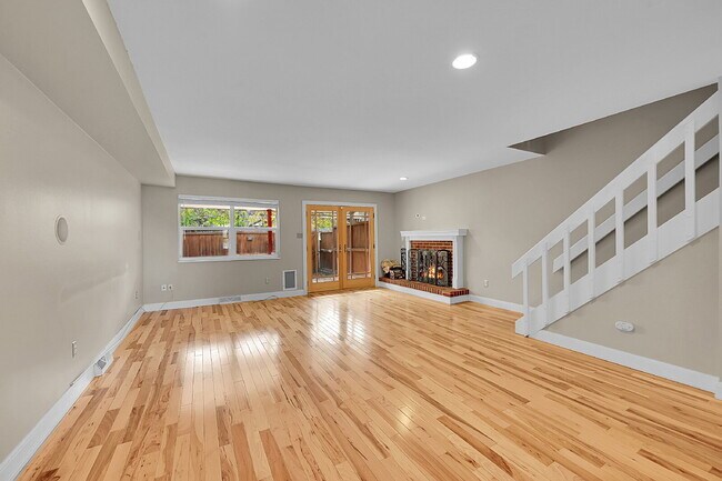 Building Photo - $2,500.00, 2-bed, 2.5 bath located in Denver.