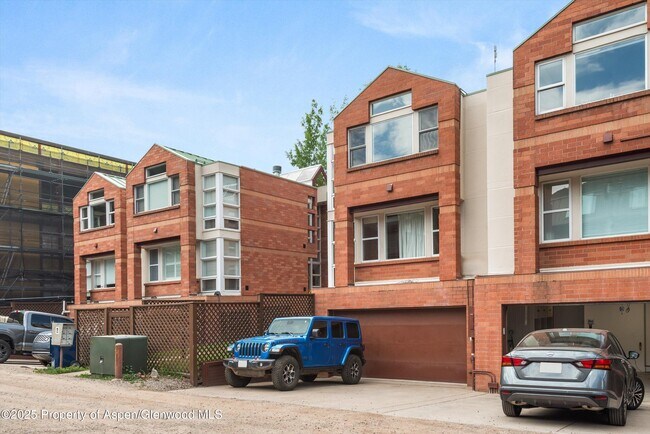 Building Photo - 706 E Hyman Ave