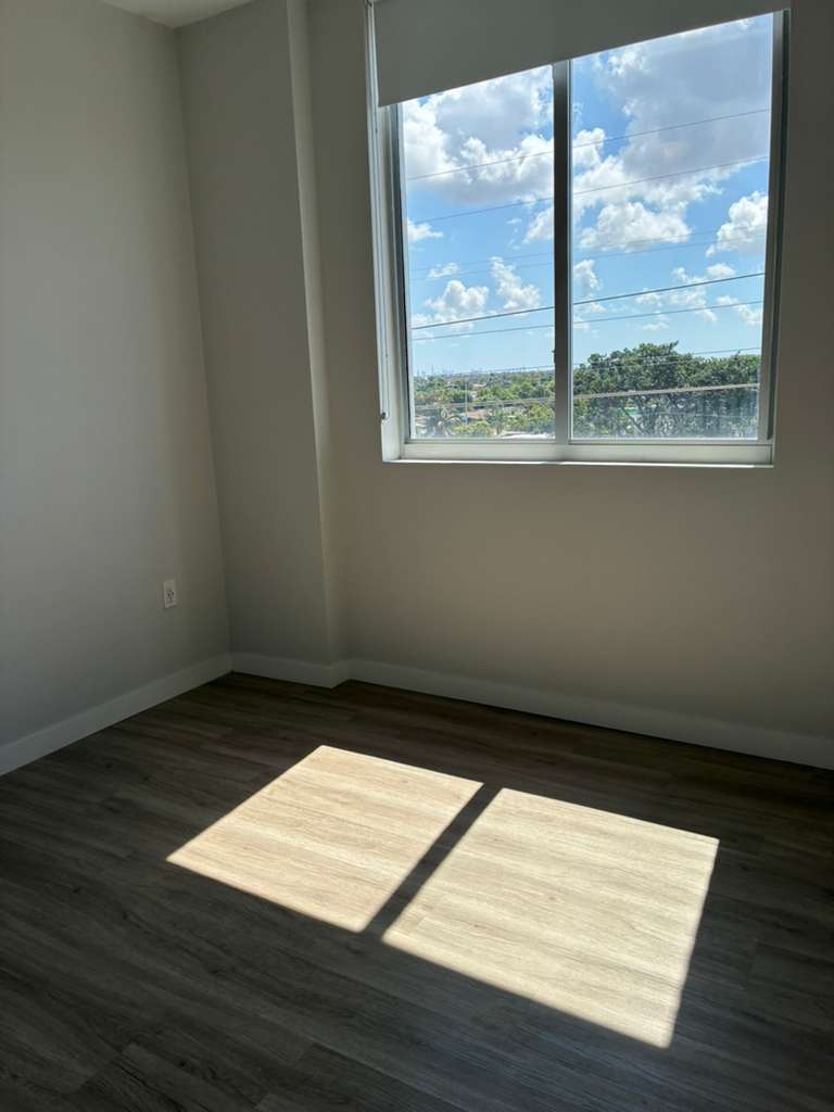 Building Photo - 1475 W 31st St