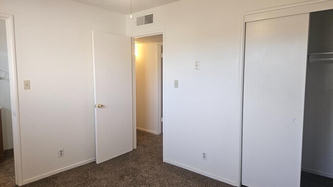 Building Photo - 956 W Antonio Dr