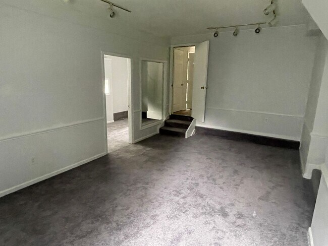 Building Photo - Spacious Chesterfield 2 Story