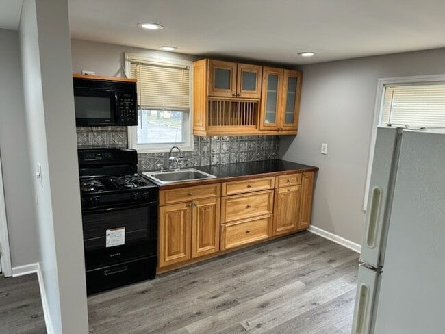 Building Photo - 106 Fraser St