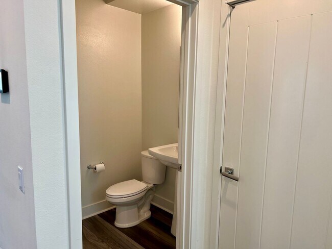 Building Photo - Exclusive Executive Condo in the Heart of ...