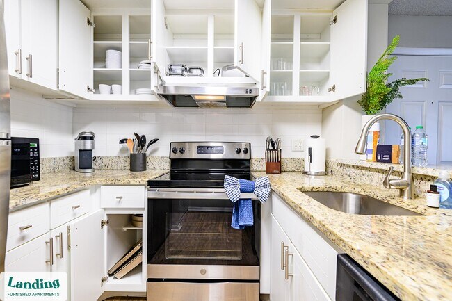 Building Photo - 1000 Palm Pl Dr NE