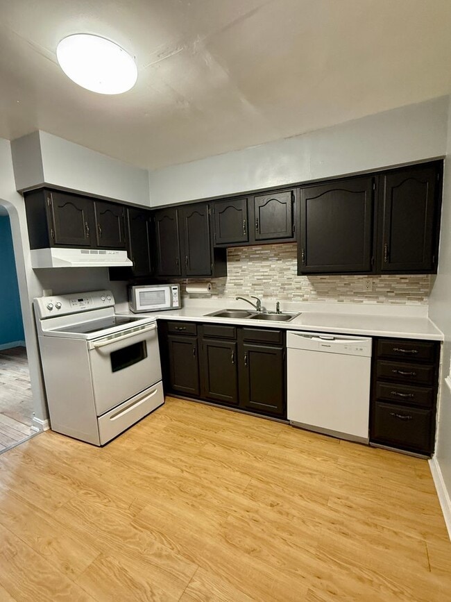 Building Photo - Available Now! 2-bed home in Ft. Thomas with lots to offer!
