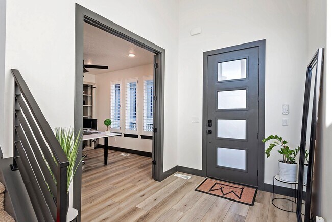 Building Photo - 423 W Red Wolf Dr