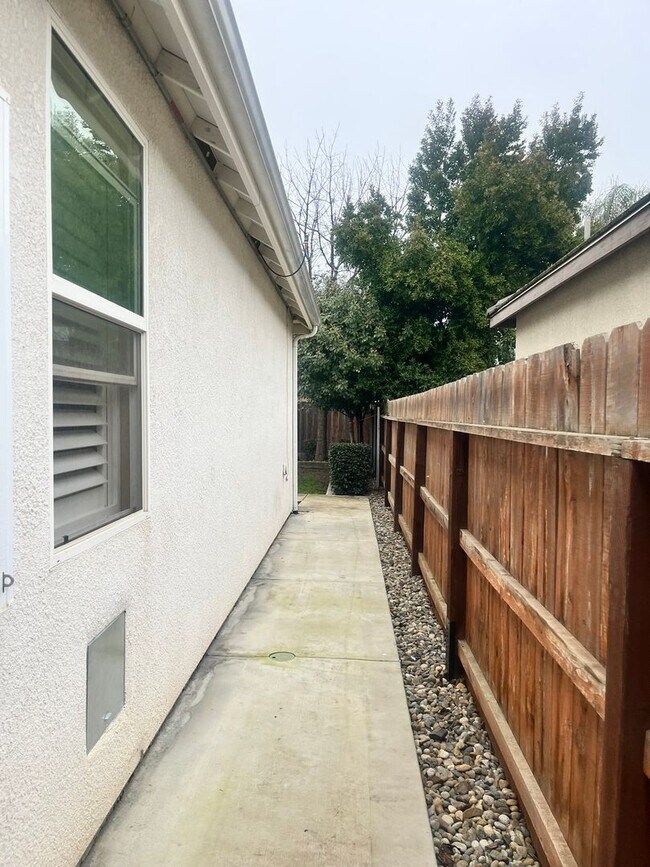 Building Photo - 2126 N Lindsay Ct