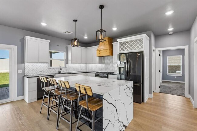 Building Photo - 4930 Meadow Dr