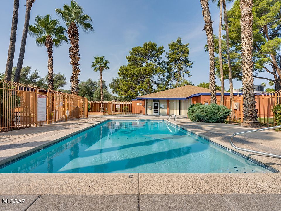 Pool/Hot tub - 350 N Silverbell Rd