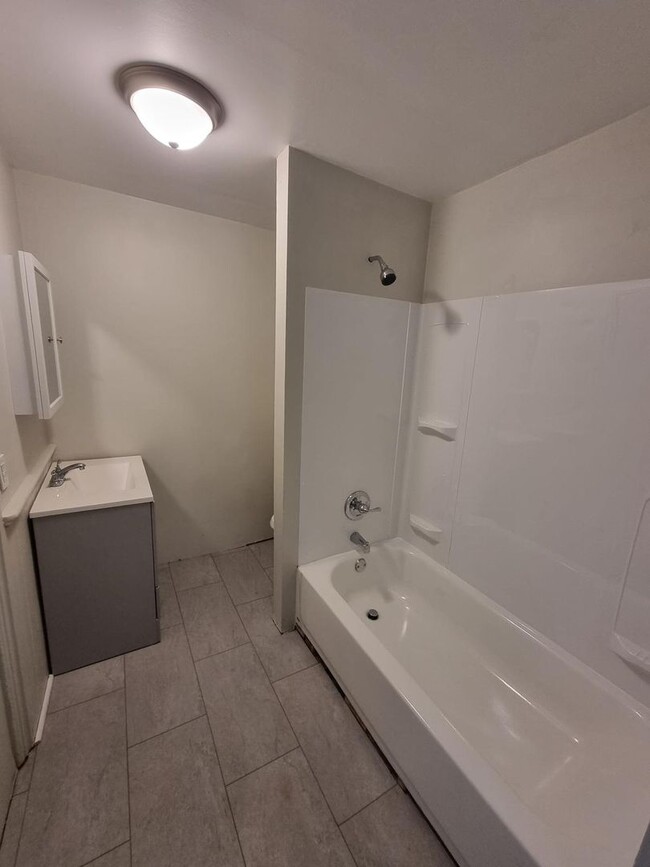 Building Photo - Newly Remodeled 2-Bed, 1-Bath Spacious Hou...