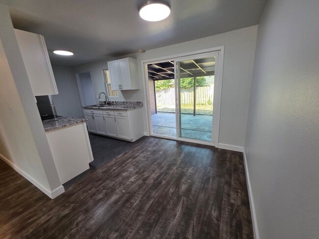 Building Photo - Remolded Bremerton Duplex with fully fence...