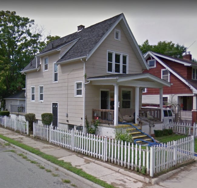 Building Photo - 822 Dewey Ave