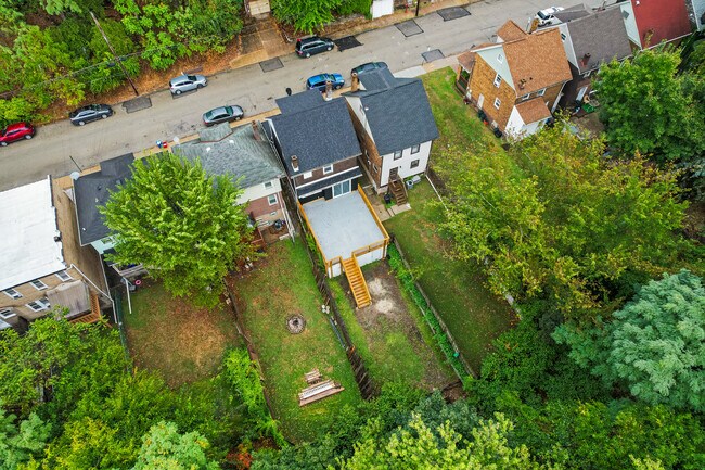Building Photo - 2242 Manor Ave