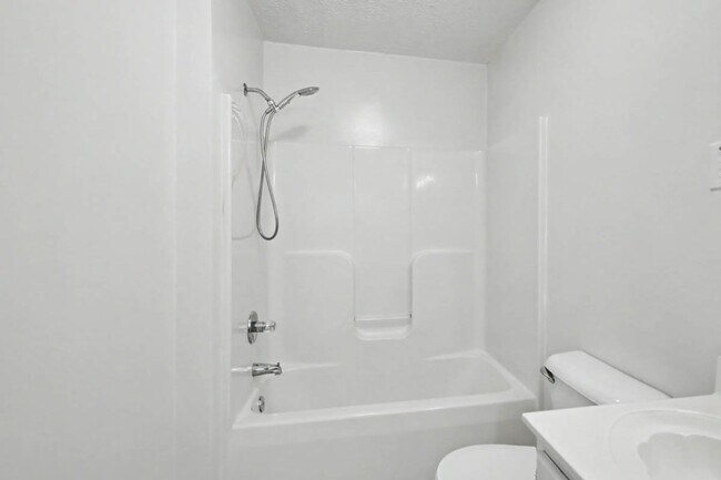 Building Photo - 151 Country Club Dr