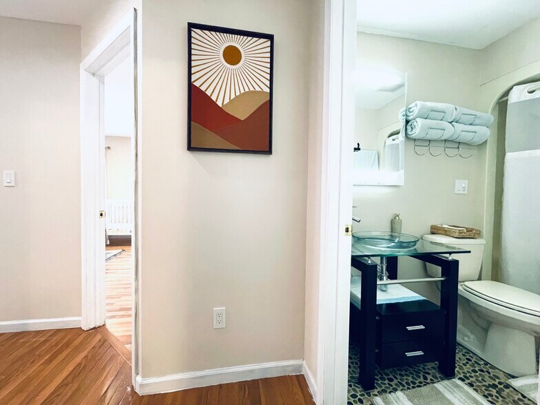 Building Photo - 157 Main St